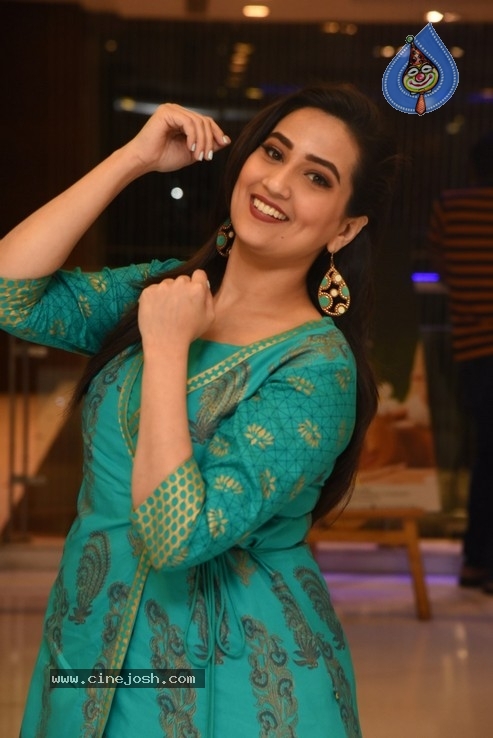 Anchor Manjusha  Photos - 4 / 36 photos