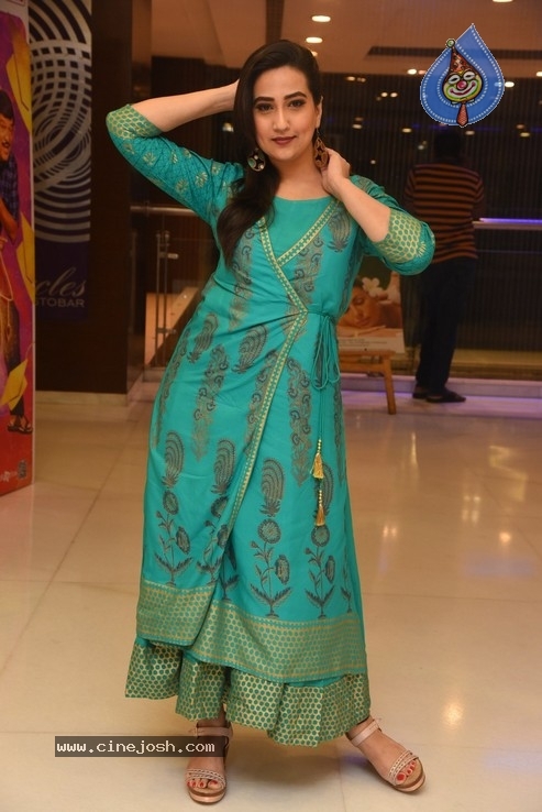 Anchor Manjusha  Photos - 11 / 36 photos
