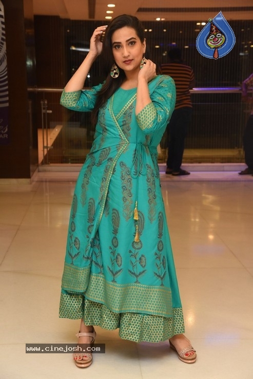Anchor Manjusha  Photos - 22 / 36 photos