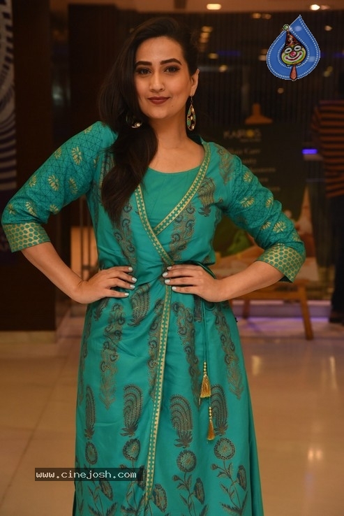 Anchor Manjusha  Photos - 25 / 36 photos