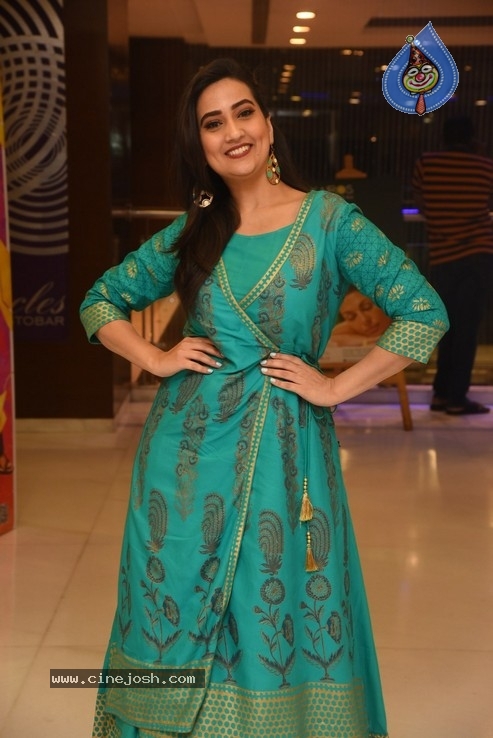 Anchor Manjusha  Photos - 26 / 36 photos