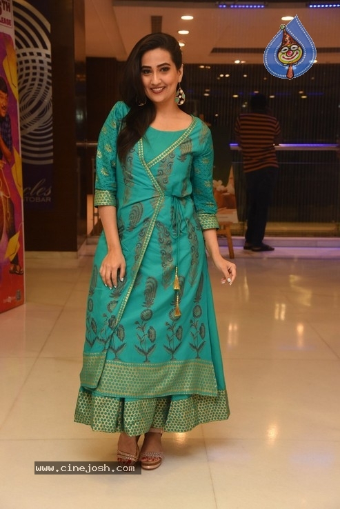 Anchor Manjusha  Photos - 28 / 36 photos