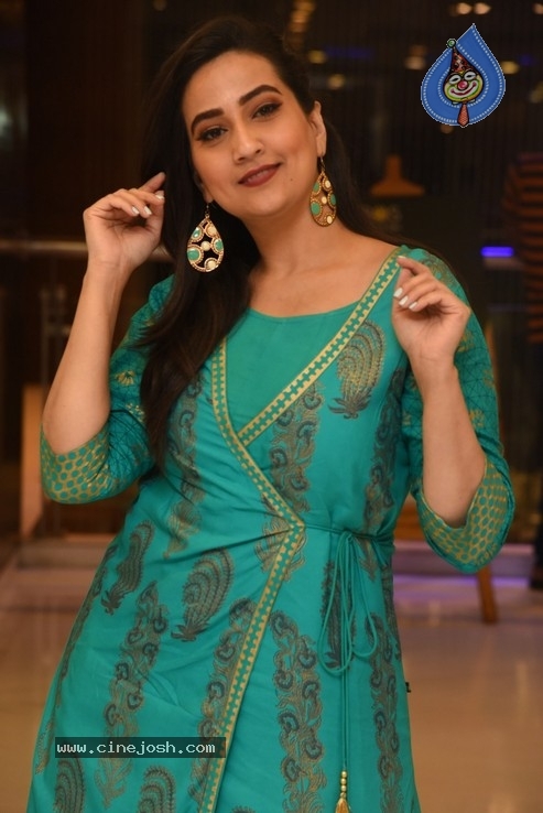 Anchor Manjusha  Photos - 32 / 36 photos