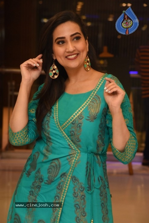 Anchor Manjusha  Photos - 34 / 36 photos