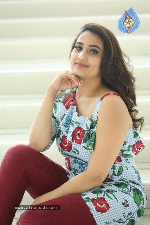 Manjusha Latest Stills - 16 / 21 photos