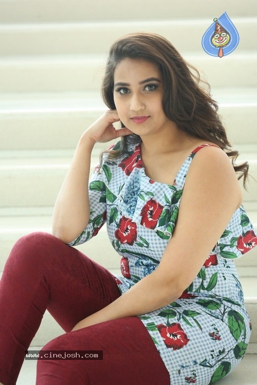 Manjusha Latest Stills - 18 / 21 photos