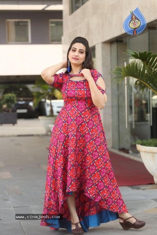 Manjusha New Stills - 9 / 21 photos