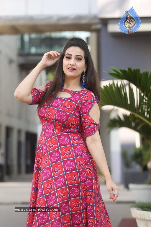 Manjusha New Stills - 10 / 21 photos