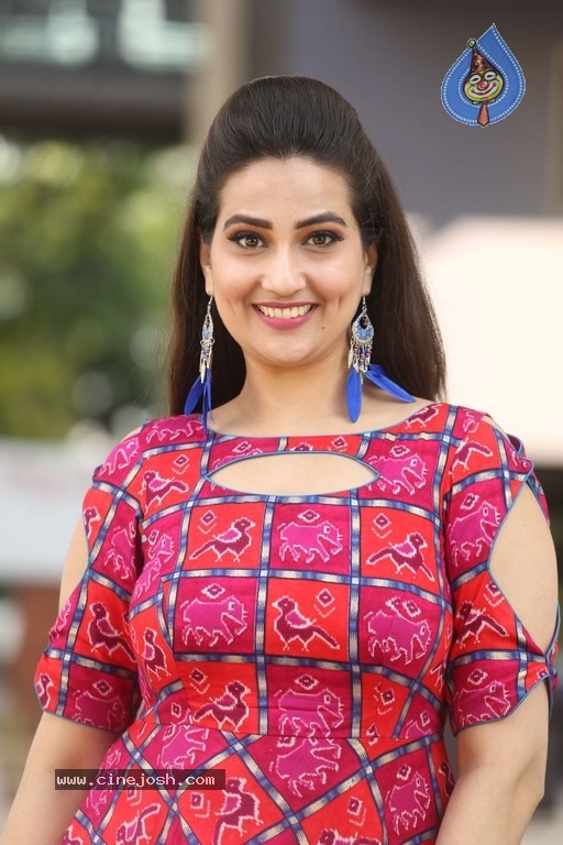 Manjusha New Stills - 12 / 21 photos