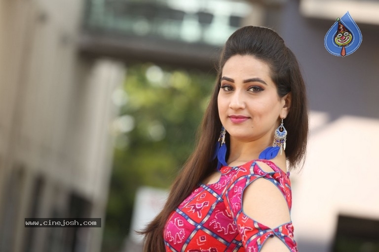 Manjusha New Stills - 14 / 21 photos