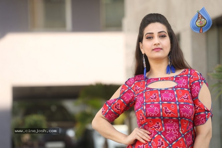 Manjusha New Stills - 16 / 21 photos