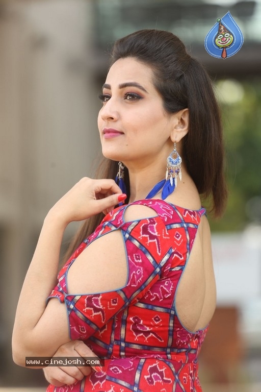 Manjusha New Stills - 20 / 21 photos