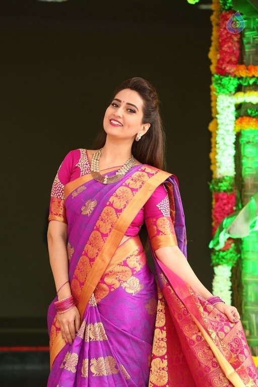Manjusha Stills - 33 / 42 photos
