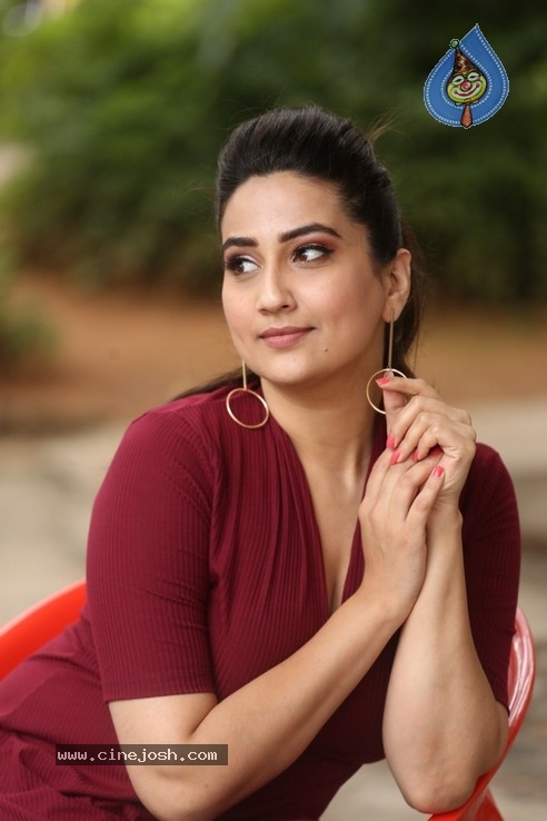 Manjusha Stills - 6 / 34 photos