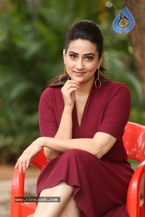 Manjusha Stills - 10 / 34 photos