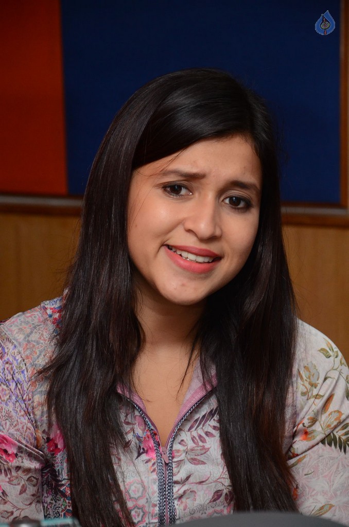 Mannara Chopra at Radio City - 8 / 38 photos