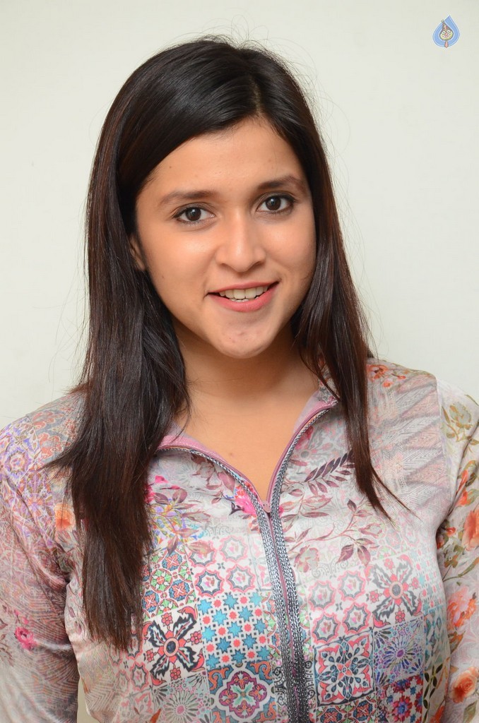Mannara Chopra at Radio City - 26 / 38 photos