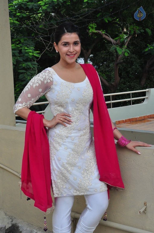 Mannara Chopra Gallery - 10 / 42 photos