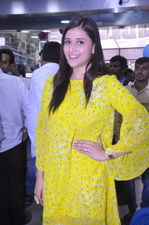 Mannara Chopra Latest Gallery - 1 / 29 photos