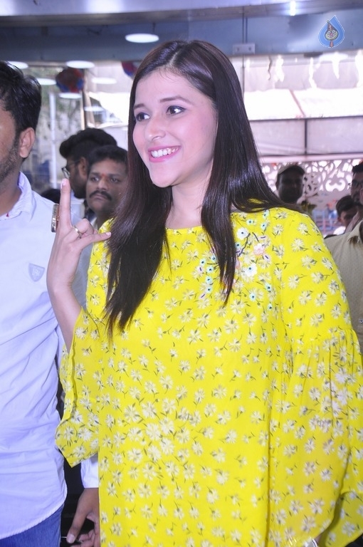 Mannara Chopra Latest Gallery - 8 / 29 photos
