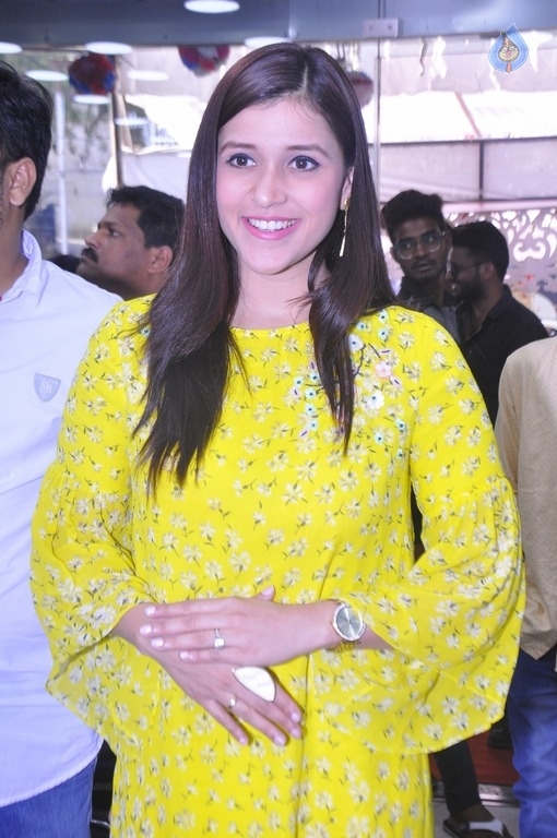 Mannara Chopra Latest Gallery - 16 / 29 photos