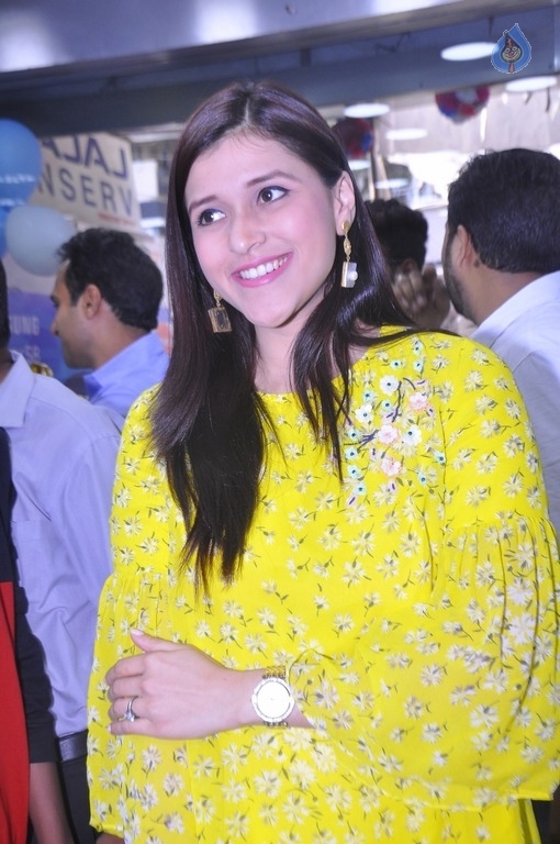 Mannara Chopra Latest Gallery - 24 / 29 photos