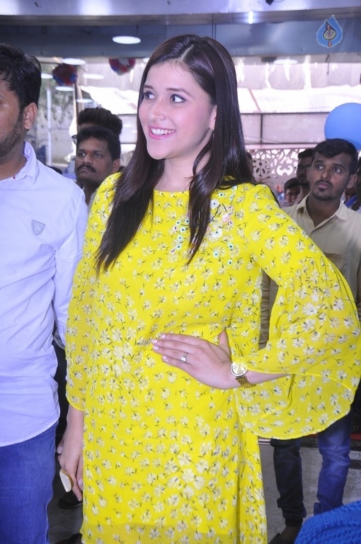 Mannara Chopra Latest Gallery - 27 / 29 photos