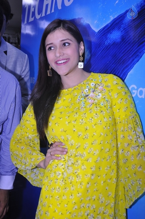 Mannara Chopra Latest Gallery - 28 / 29 photos