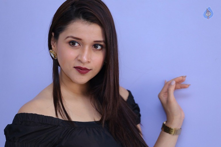 Mannara Chopra Latest Gallery - 9 / 53 photos