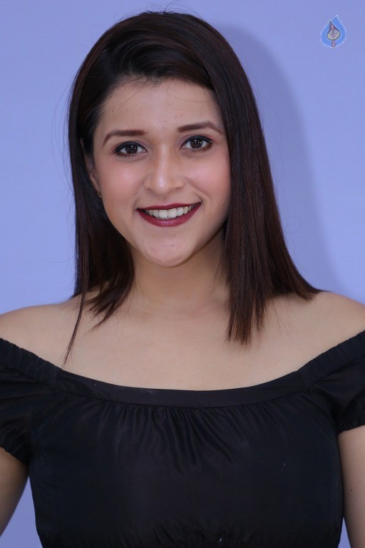 Mannara Chopra Latest Gallery - 36 / 53 photos