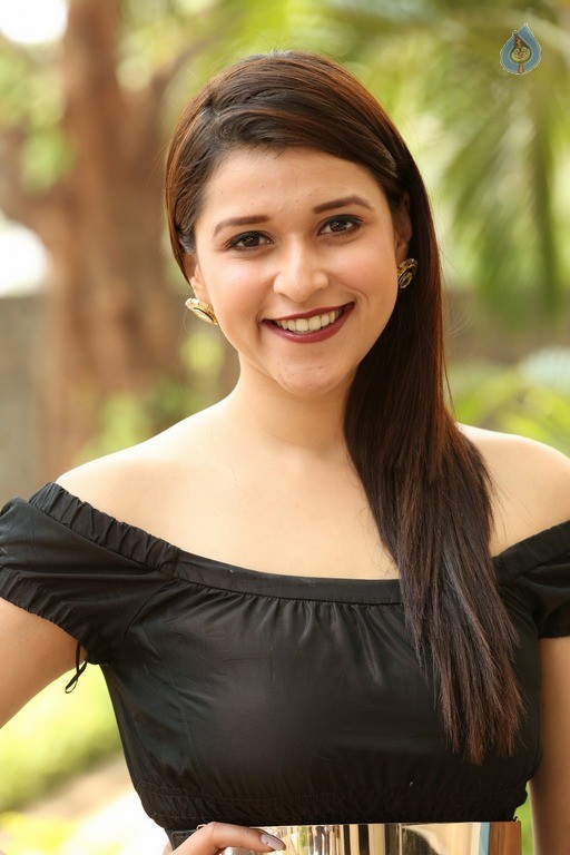 Mannara Chopra Latest Gallery - 37 / 53 photos
