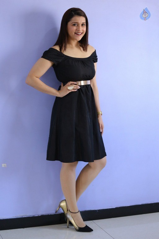 Mannara Chopra Latest Gallery - 40 / 53 photos