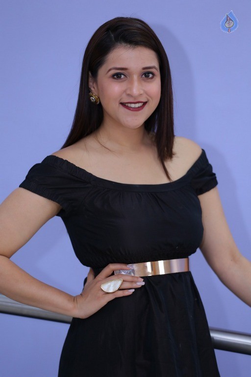 Mannara Chopra Latest Gallery - 47 / 53 photos