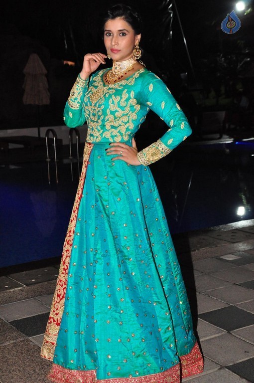 Mannara Chopra Latest Gallery - 24 / 40 photos