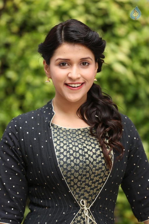 Mannara Chopra Latest Gallery - 15 / 42 photos
