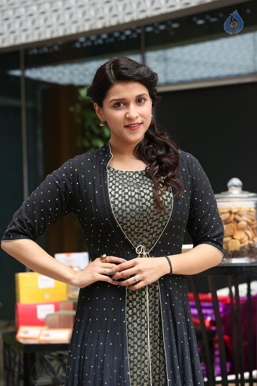 Mannara Chopra Latest Gallery - 18 / 42 photos