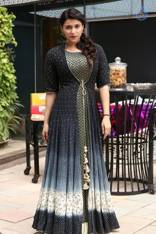 Mannara Chopra Latest Gallery - 25 / 42 photos