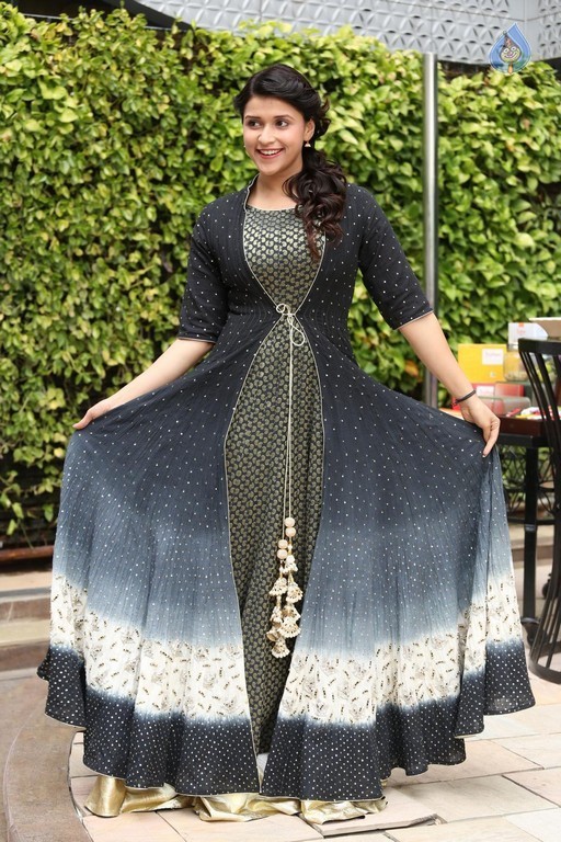 Mannara Chopra Latest Gallery - 30 / 42 photos