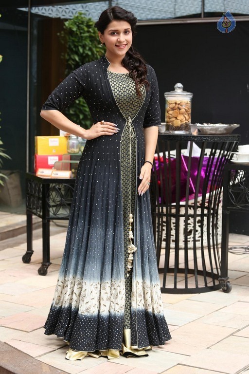 Mannara Chopra Latest Gallery - 31 / 42 photos