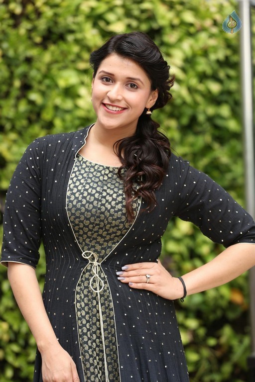 Mannara Chopra Latest Gallery - 36 / 42 photos