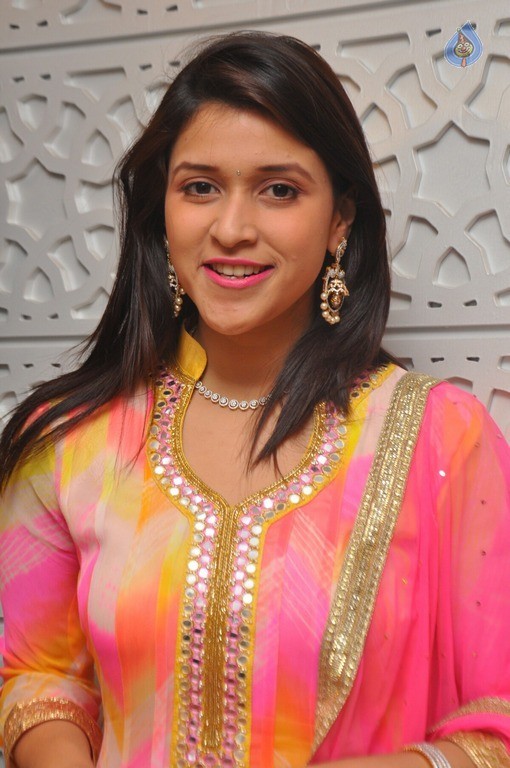 Mannara Chopra Latest Photos - 27 / 29 photos