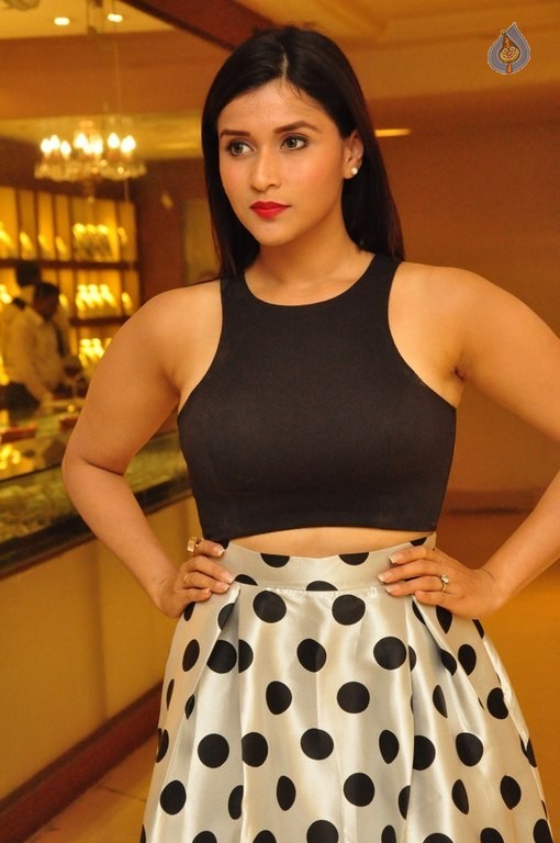 Mannara Chopra Latest Photos - 14 / 42 photos