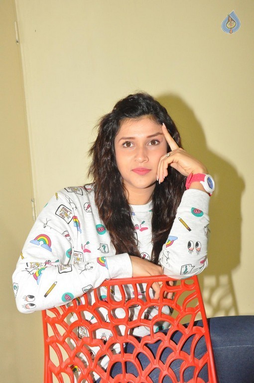 Mannara Chopra Latest Pics - 37 / 42 photos