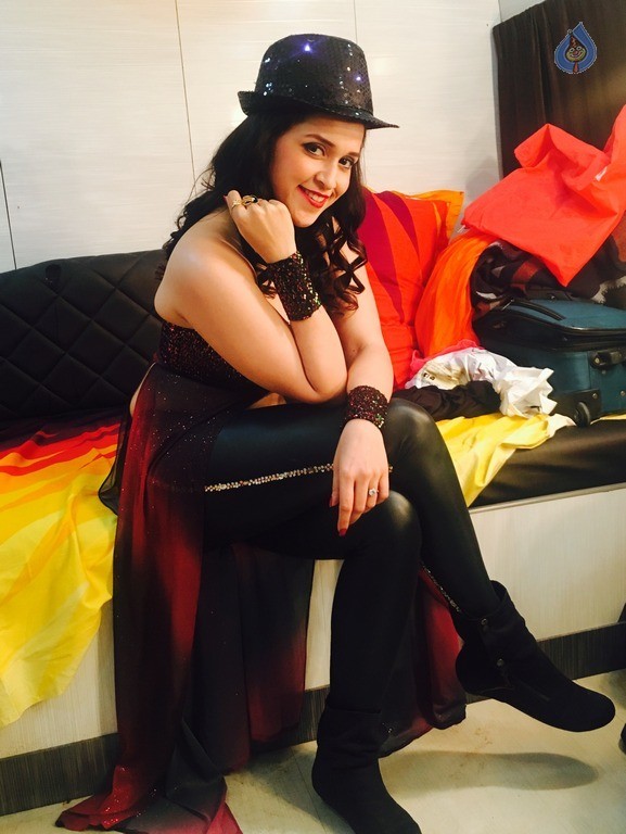 Mannara Chopra New Photos - 10 / 21 photos