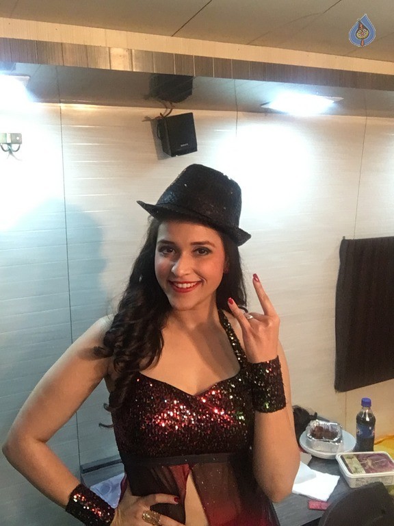 Mannara Chopra New Photos - 19 / 21 photos