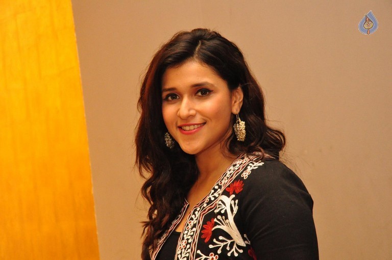 Mannara Chopra New Photos - 18 / 42 photos