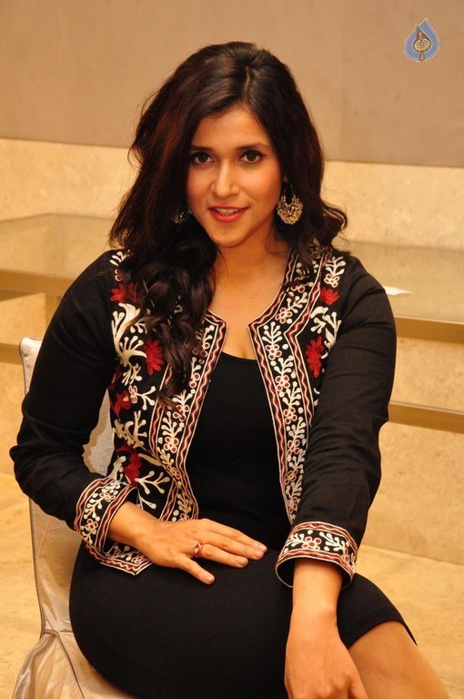 Mannara Chopra New Photos - 23 / 42 photos