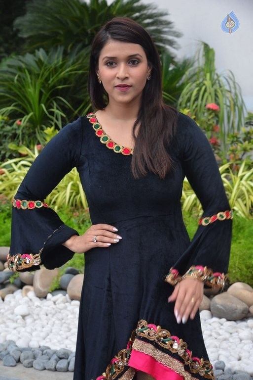 Mannara Chopra New Photos - 9 / 37 photos