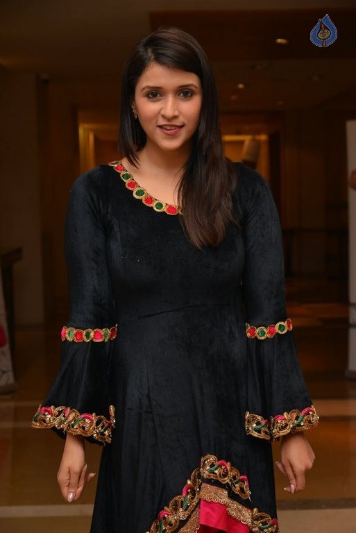 Mannara Chopra New Photos - 23 / 37 photos
