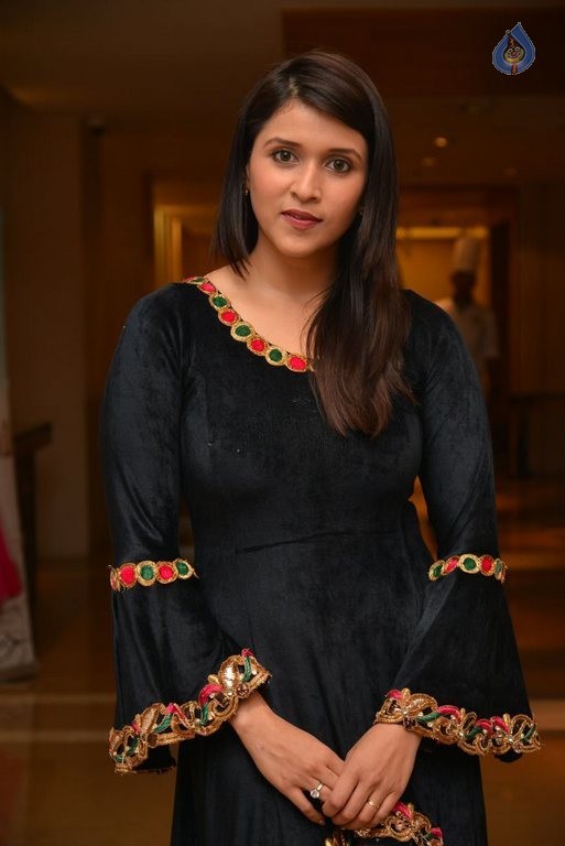 Mannara Chopra New Photos - 24 / 37 photos